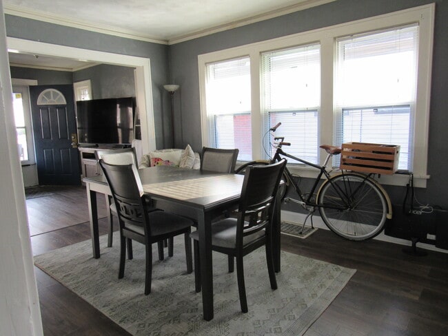 Comedor - 5004 Euclid Ave