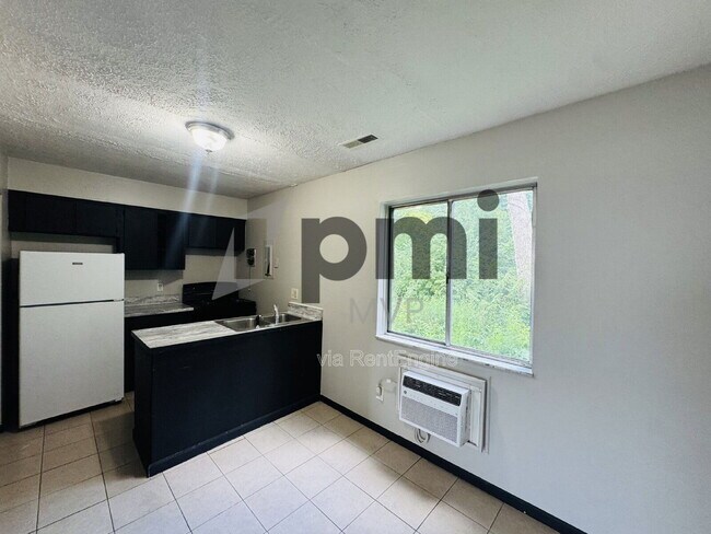 Building Photo - 828 Whitethorne Ave