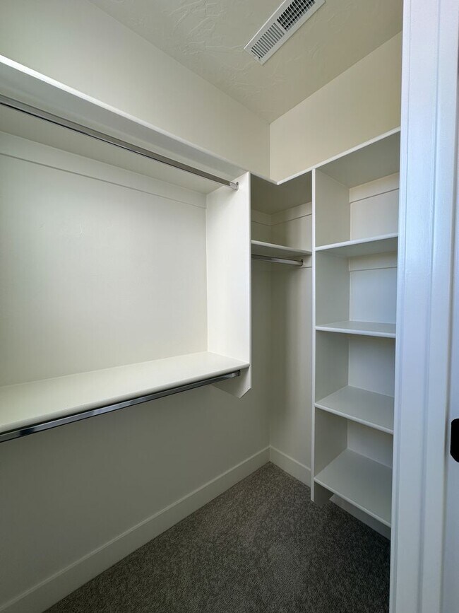 Foto del edificio - Brand New 3 Bed / 2.5 Bath Townhome – Internet Included