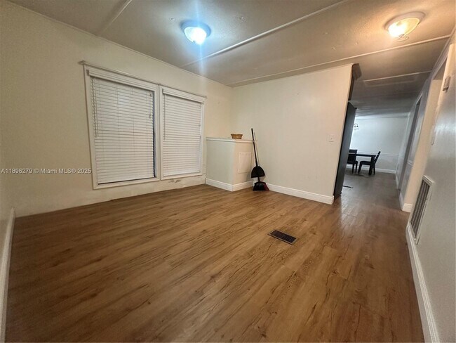 Foto del edificio - 3082 Hibiscus Cir