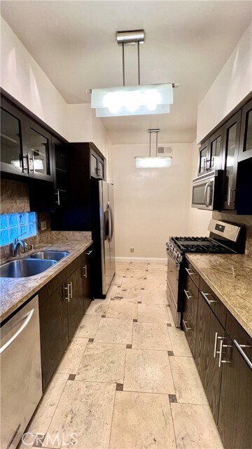 Foto del edificio - 10535 Ashton Ave