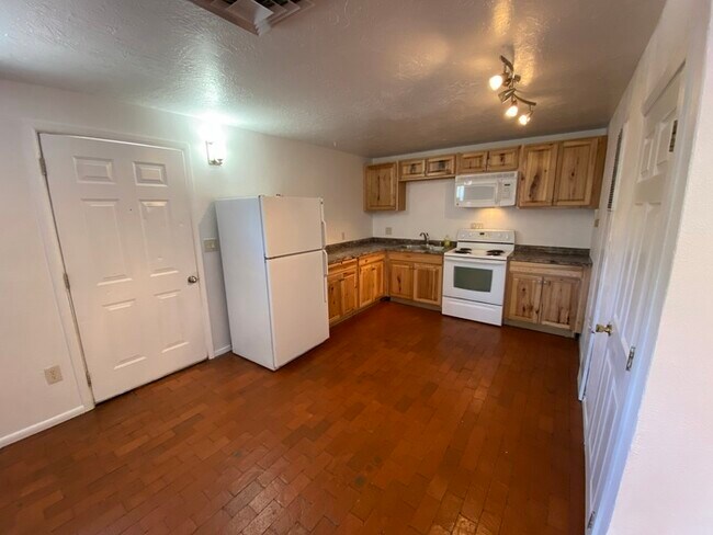 Building Photo - 600 Girard Blvd NE