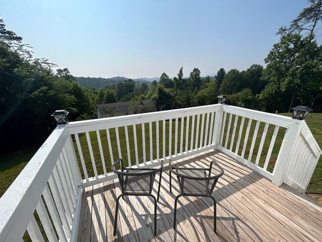 Building Photo - Leicester - Recently Renovated, immaculate...