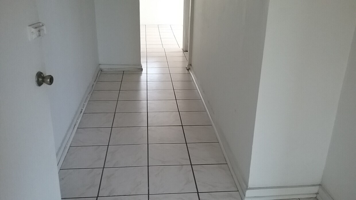 Pasillo del apartamento - 2648 Orchard Ave