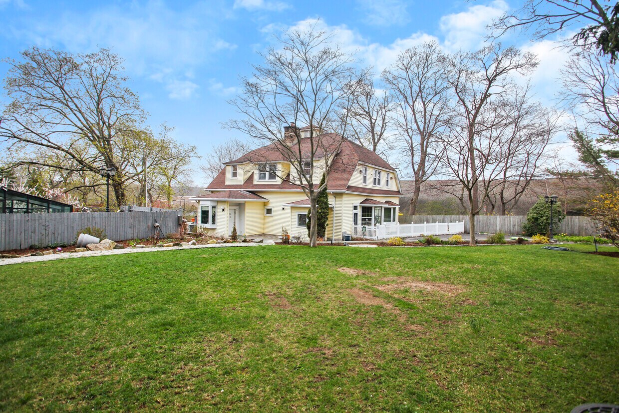 Foto principal - 52 Bruce Park Dr