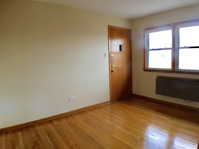 Foto del edificio - 2 Bedroom - 79th & Pulaski