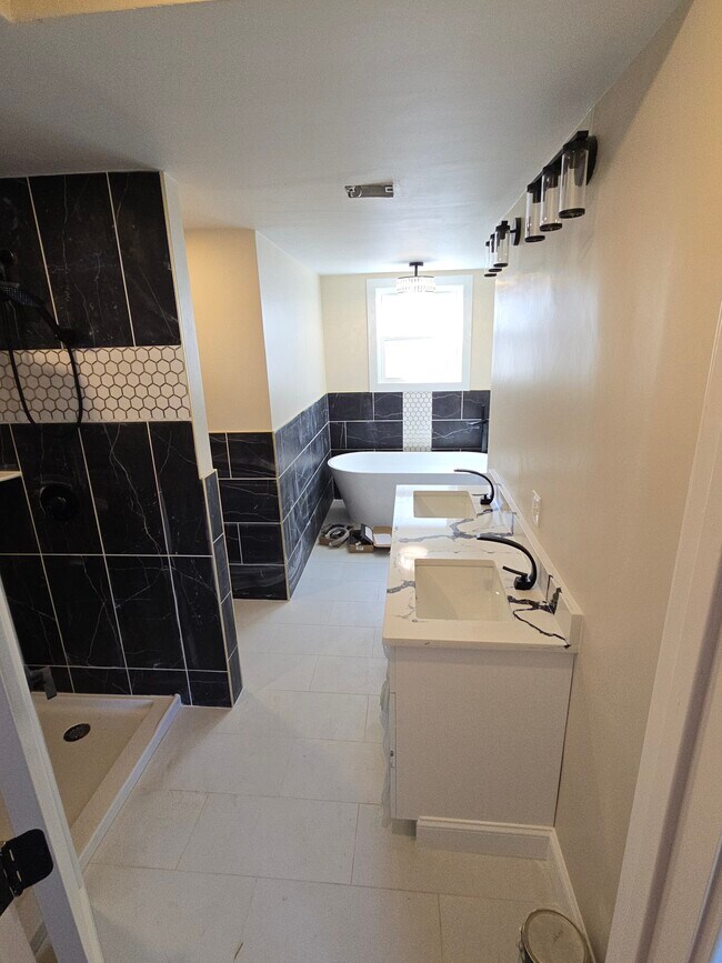 Ducha a ras de suelo y bañera profunda - 670 Killingly St