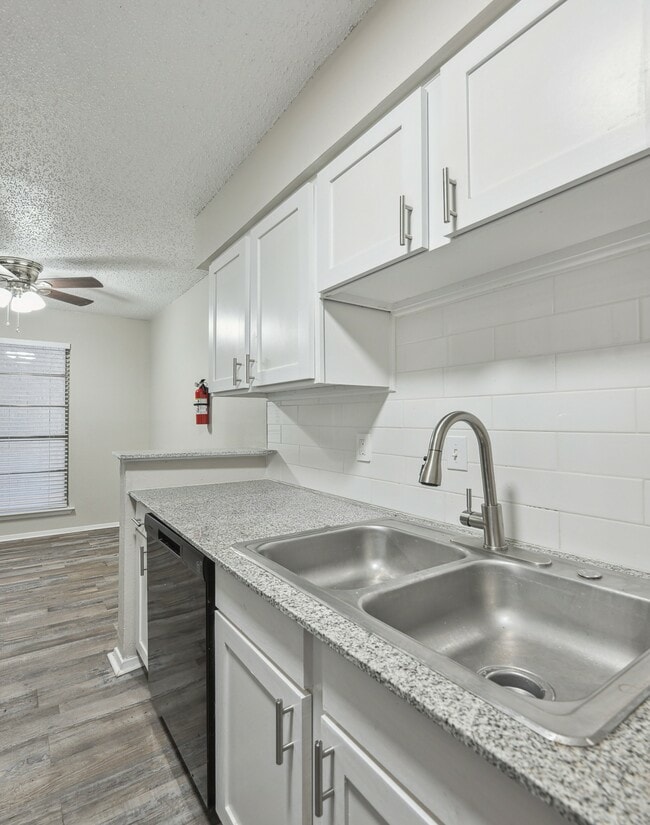 1 bedroom kitchen.jpg - Canyon Creek Apartments