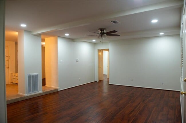 Foto del edificio - 9215 Kempwood Dr