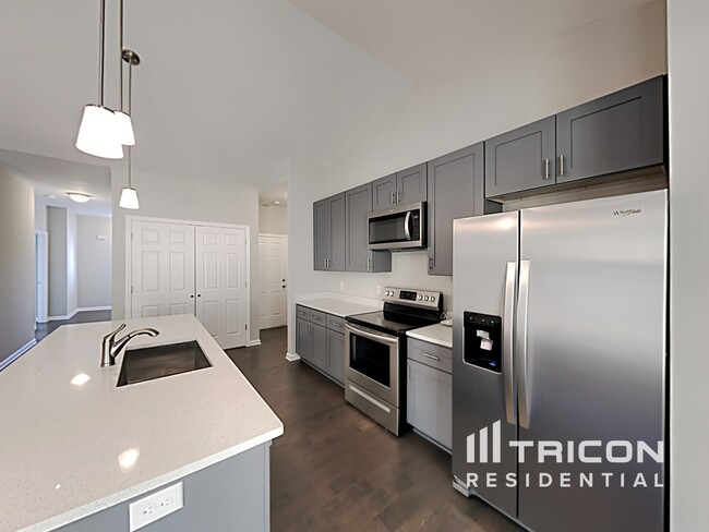 Building Photo - 460 Clematis Court