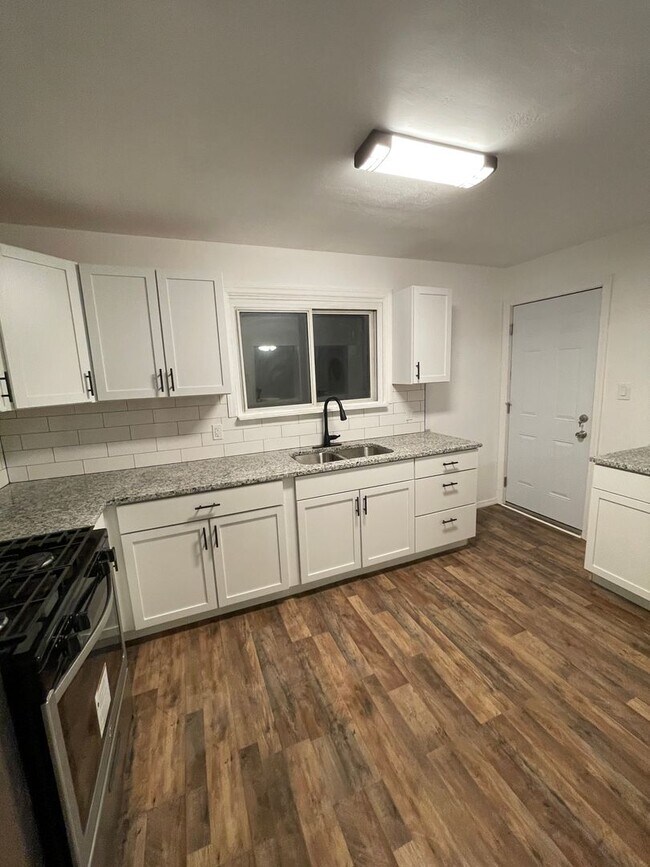 Foto del edificio - 3 Bedroom Home Fully Updated.