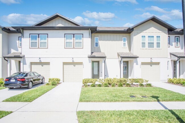 Foto del edificio - Townhome available for rent in Davenport!