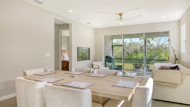 Foto del edificio - 8704 Rain Song Rd