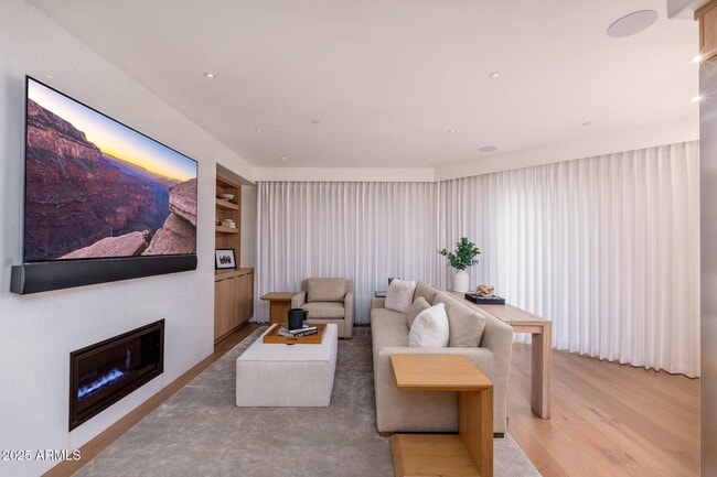 Building Photo - 7175 E Camelback Rd