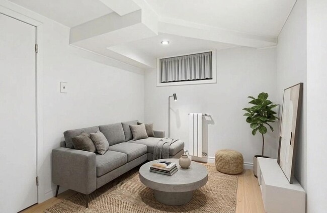 Photo du bâtiment - Spacious 1 bedroom in lower level of Victorian Home