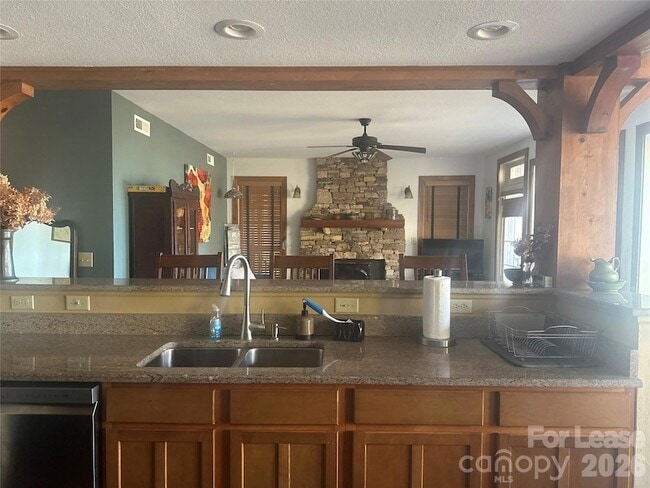 Building Photo - 300 Creekside Wy