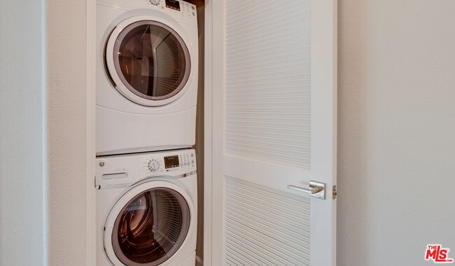 Building Photo - 5557 W 6th St