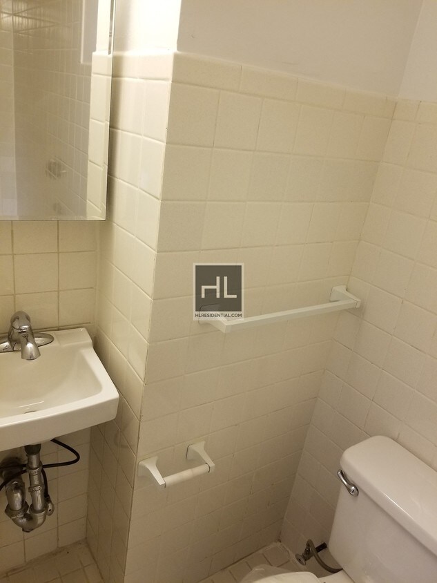 Building Photo - Upper East Side Junior One Bedroom.