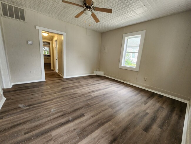 Building Photo - Spacious 2-Bedroom, 1-Bathroom Home AVAILA...