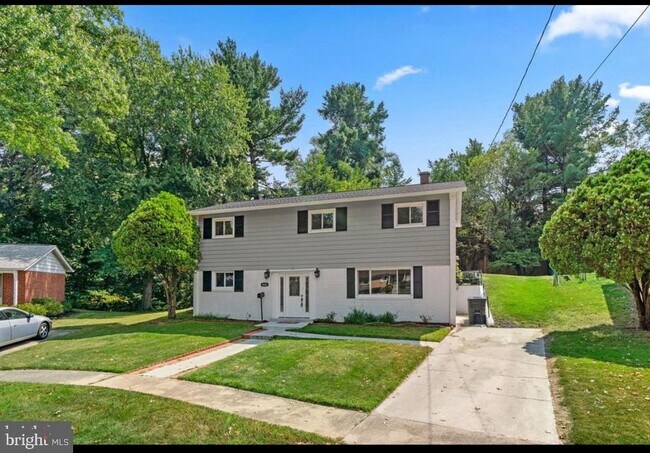 Foto del edificio - 9802 Cherry Tree Ln
