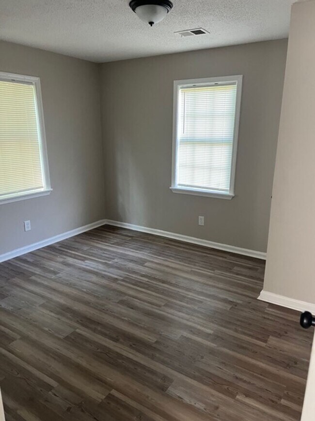 Foto del edificio - 4 Success is now offering this cute 3bd/2b...