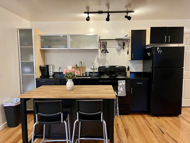 Building Photo - Pet-friendly Ground level Modern apartment