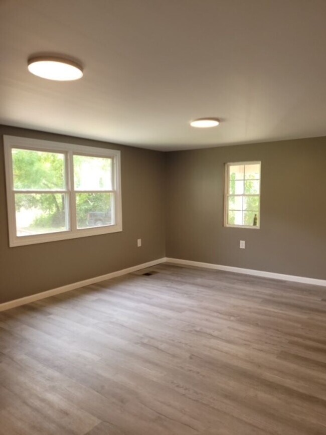 Building Photo - Renovated 3 Bedroom 2 Bath Home on 1 Acre for Rent!
