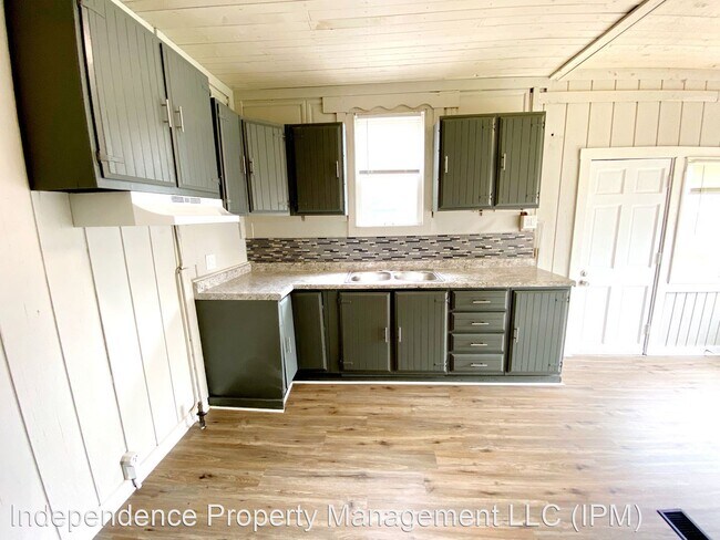 Building Photo - 4 br, 1.5 bath House - 421 Yankee Rd.
