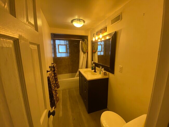 Baño - 2850 S 35th St
