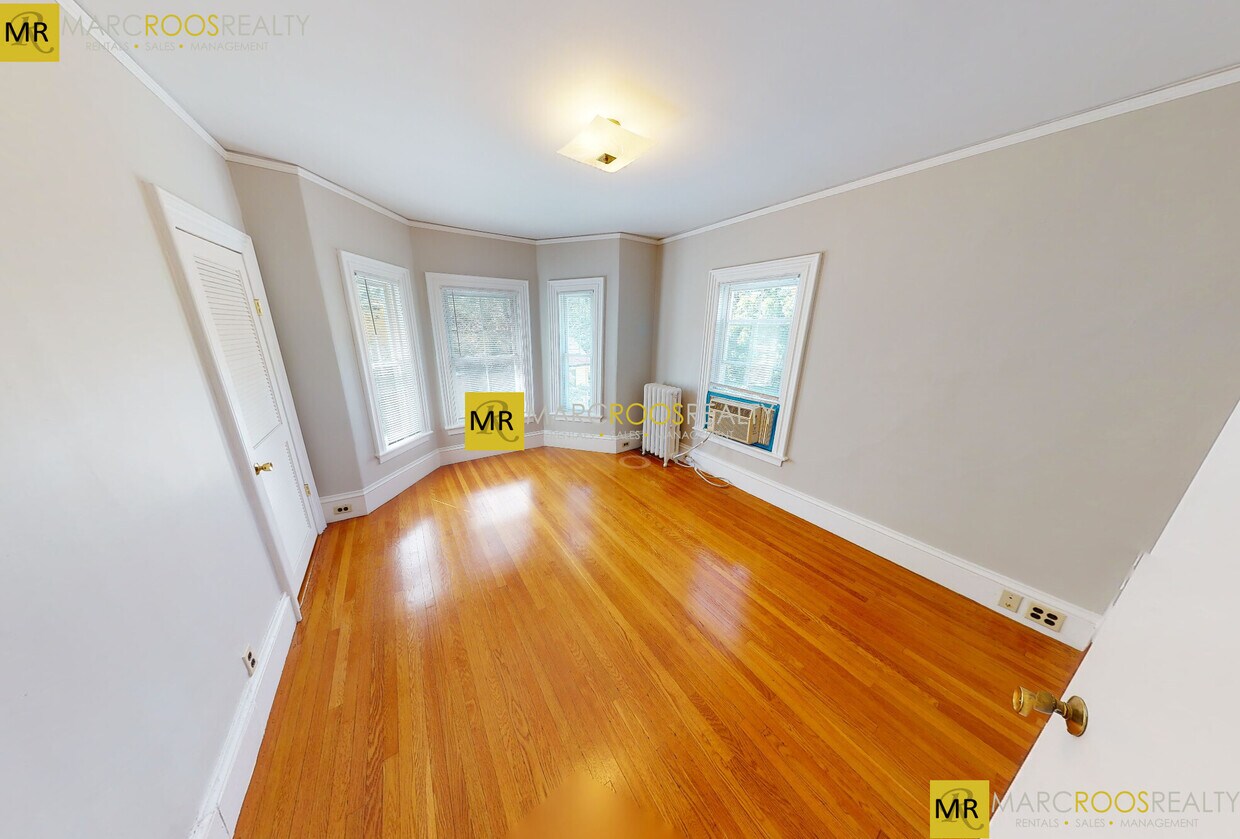 Primary Photo - 64 Bowen St