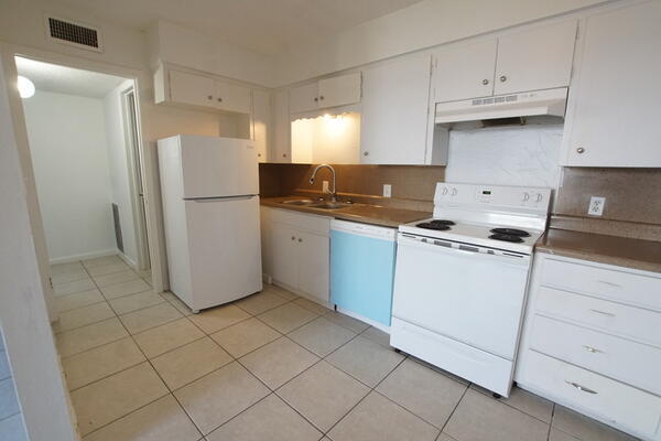 Kitchen with all new appliances - 1914 Hearthside Dr