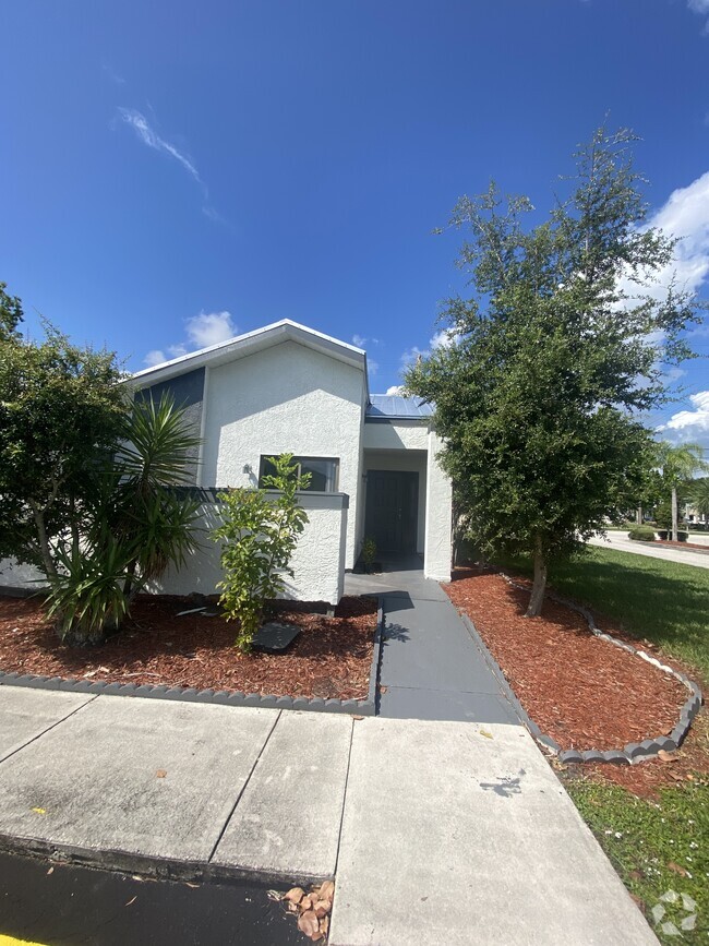 Building Photo - 273 SW Sterret Cir
