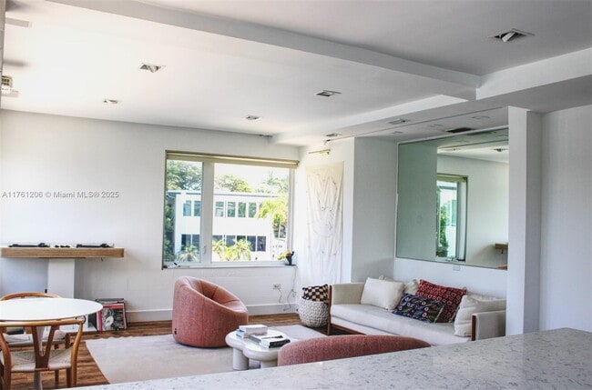 Building Photo - 4710 Pine Tree Dr