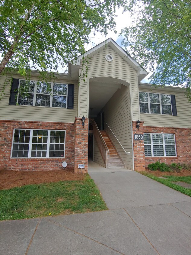 1860 Crest Hollow Dr, WinstonSalem, NC 27127 Townhome Rentals in