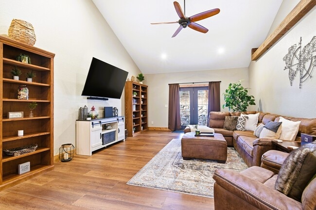 Building Photo - 27660 Pine Dr