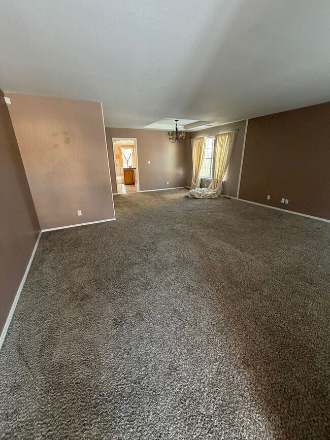 Foto del edificio - This charming single story 3 bedroom, 2 bath home with the convenience and an unbeatable location.