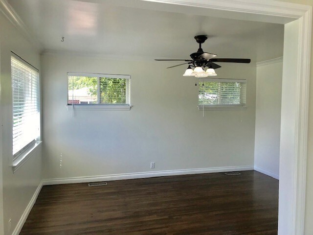 Building Photo - There's No Place Like Home In Charming Hol...
