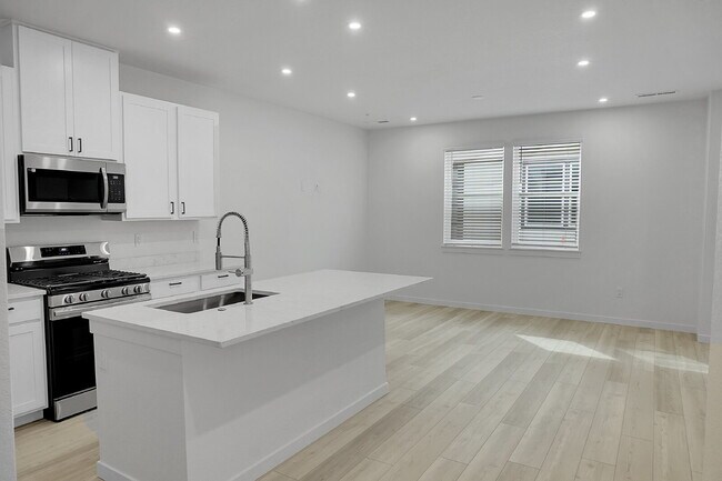 Foto del edificio - $2,350- 3 Bed 2.5 Bath Townhome in CO Spri...