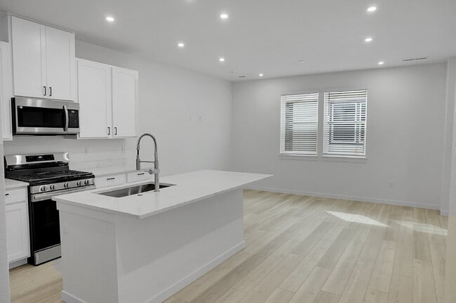 Building Photo - $2,350- 3 Bed 2.5 Bath Townhome in CO Springs with Central AC, and In Unit Laundry!