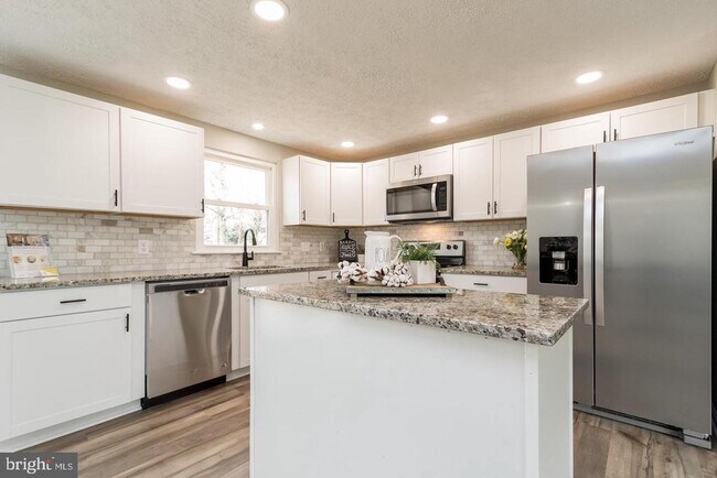 Building Photo - 3207 Bethesda Dr