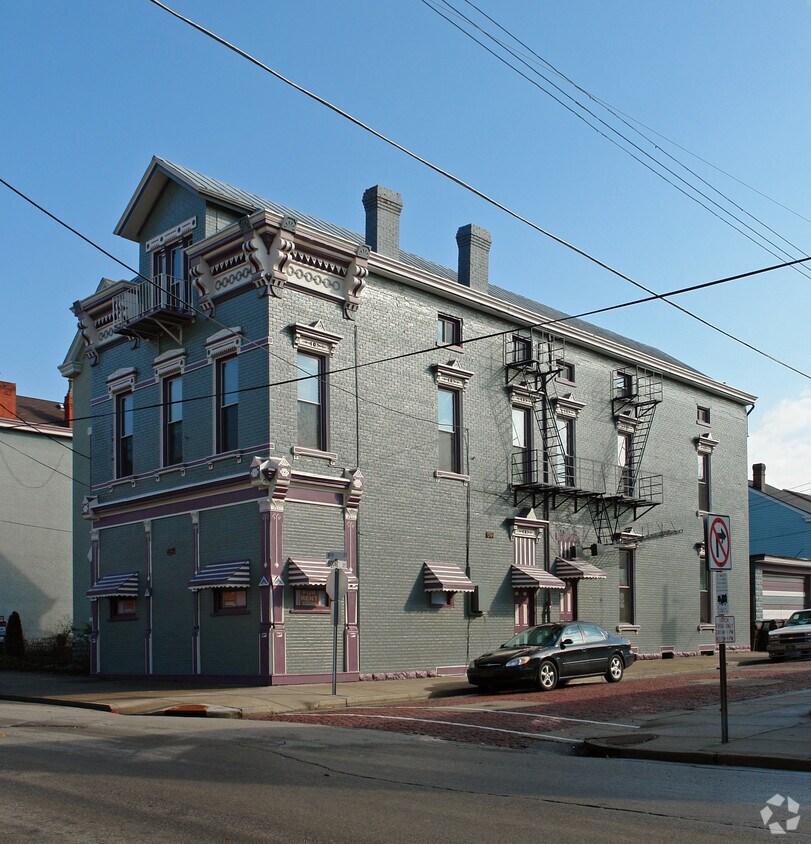 Primary Photo - 402 E 9th St