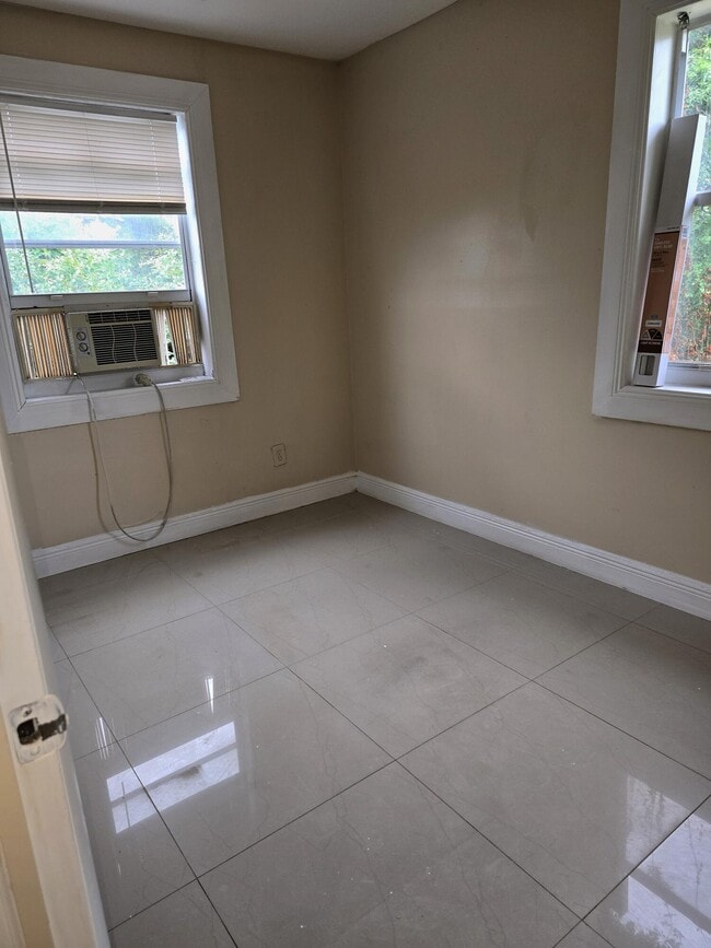 Building Photo - 547 W 4th St