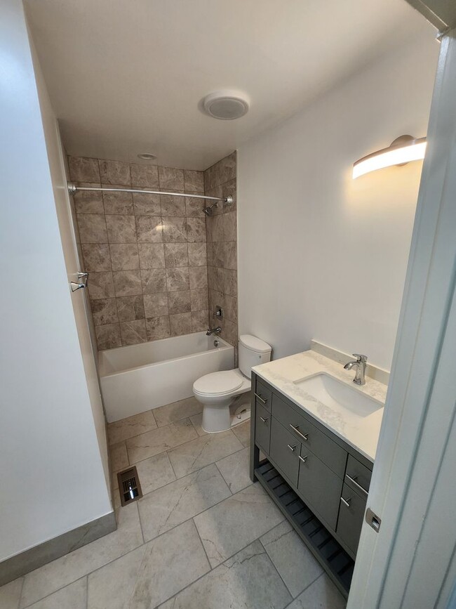 Building Photo - Newly Renovated One Bedroom Available