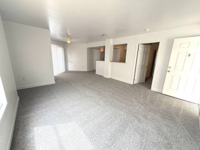 Foto del edificio - SPACIOUS 3BED/2BATH CONDO ON THE FIRST FLOOR!