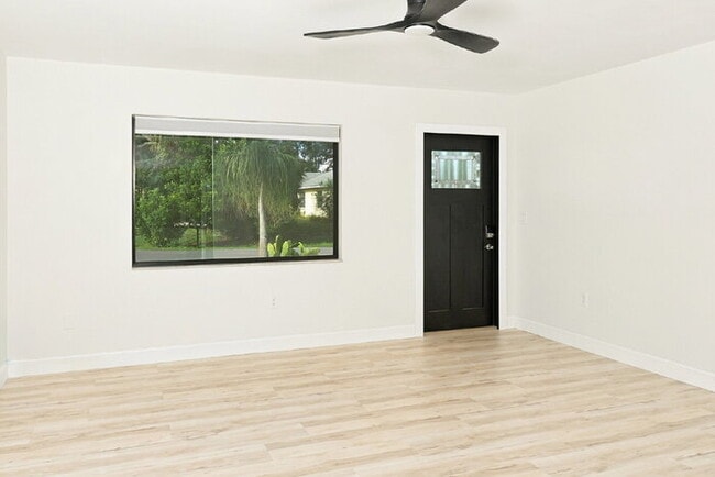 Foto del edificio - Fully Renovated 3/2 Near Manasota Beach with a Sunroom and a Big Backyard