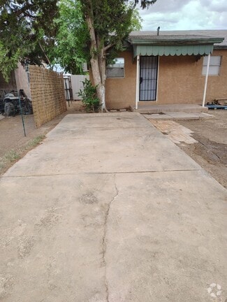 Building Photo - 602 S Woody Dr