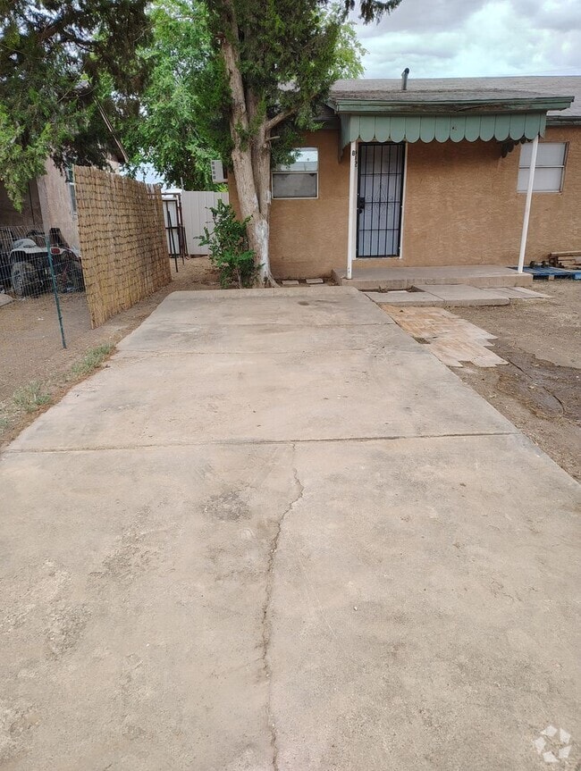 Building Photo - 602 S Woody Dr