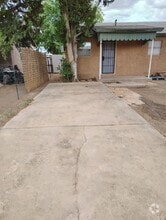 Building Photo - 602 S Woody Dr