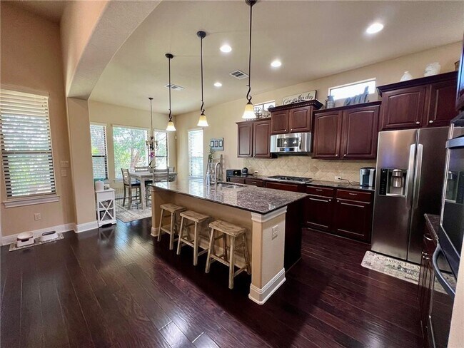 Foto del edificio - 422 Indianwood Dr
