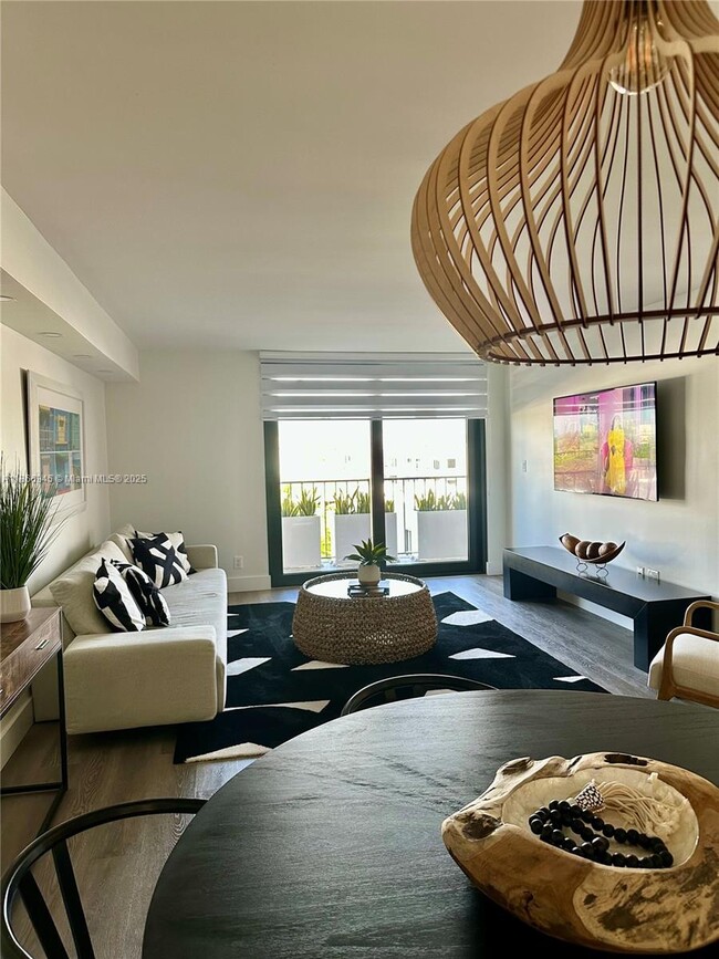 Building Photo - 2625 Collins Ave